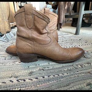 Frye Carson bootie tan Size 10